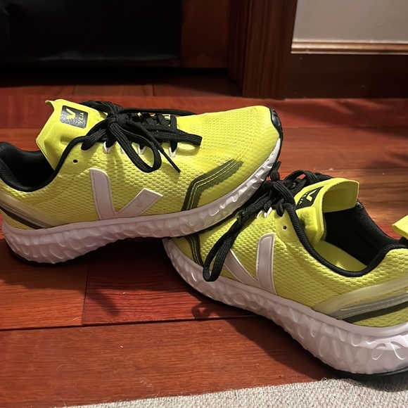 Veja Running Sneaker Size 6 - Picture 2 of 5